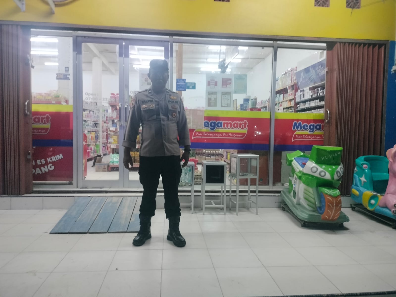 Cegah Gangguan Kamtibmas, Piket Polsek Sematu Jaya Patroli ke Pertokoan