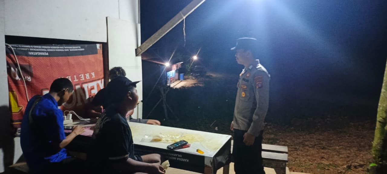 Personel Polsek lamandau melaksanakan sambang kerumah warga yang sedang santai