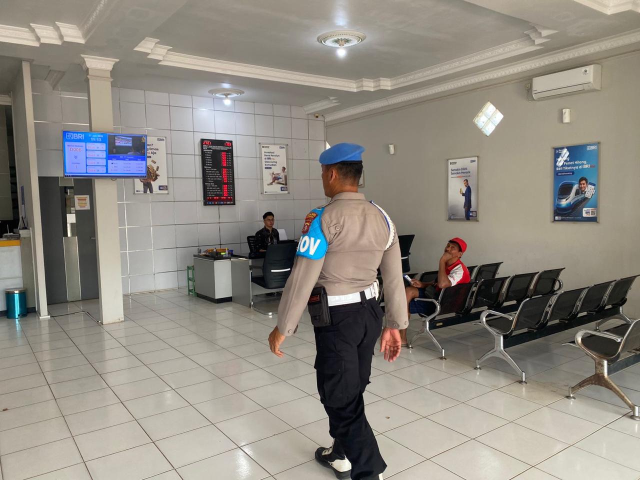 Kapolsek Sematu Jaya IPDA Eko Haryanto, S.H. mengatakan patroli merupakan kegiatan rutin baik siang maupun malam hari tersebut guna mencegah terjadinya tindak pidana untuk mewujudkan situasi kamtibmas yang aman dan kondusif.