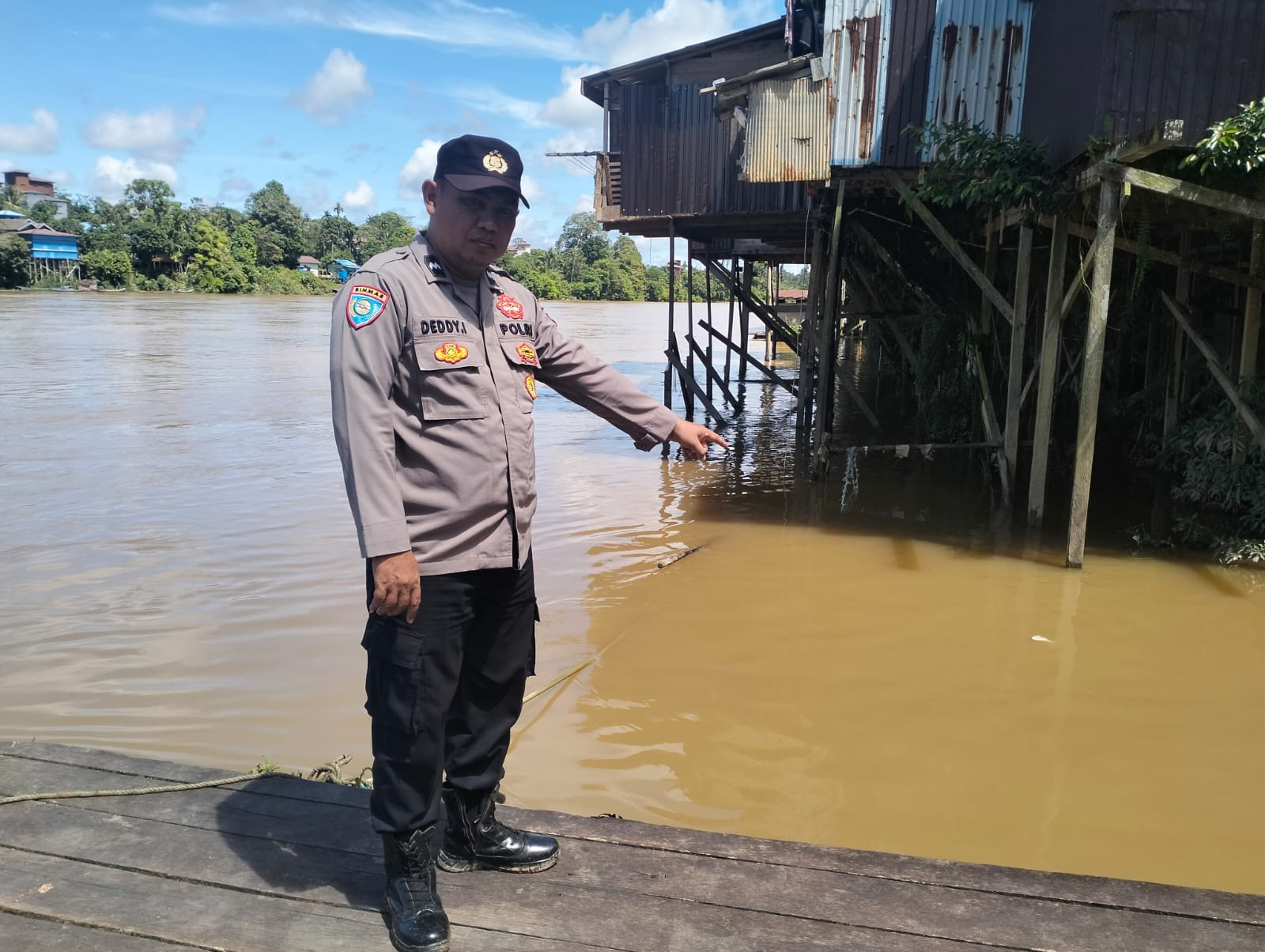 *ANTISIPASI BANJIR, BHABINKAMTIBMAS POLSEK MARIKIT PANTAU DEBIT AIR DAS KATINGAN*