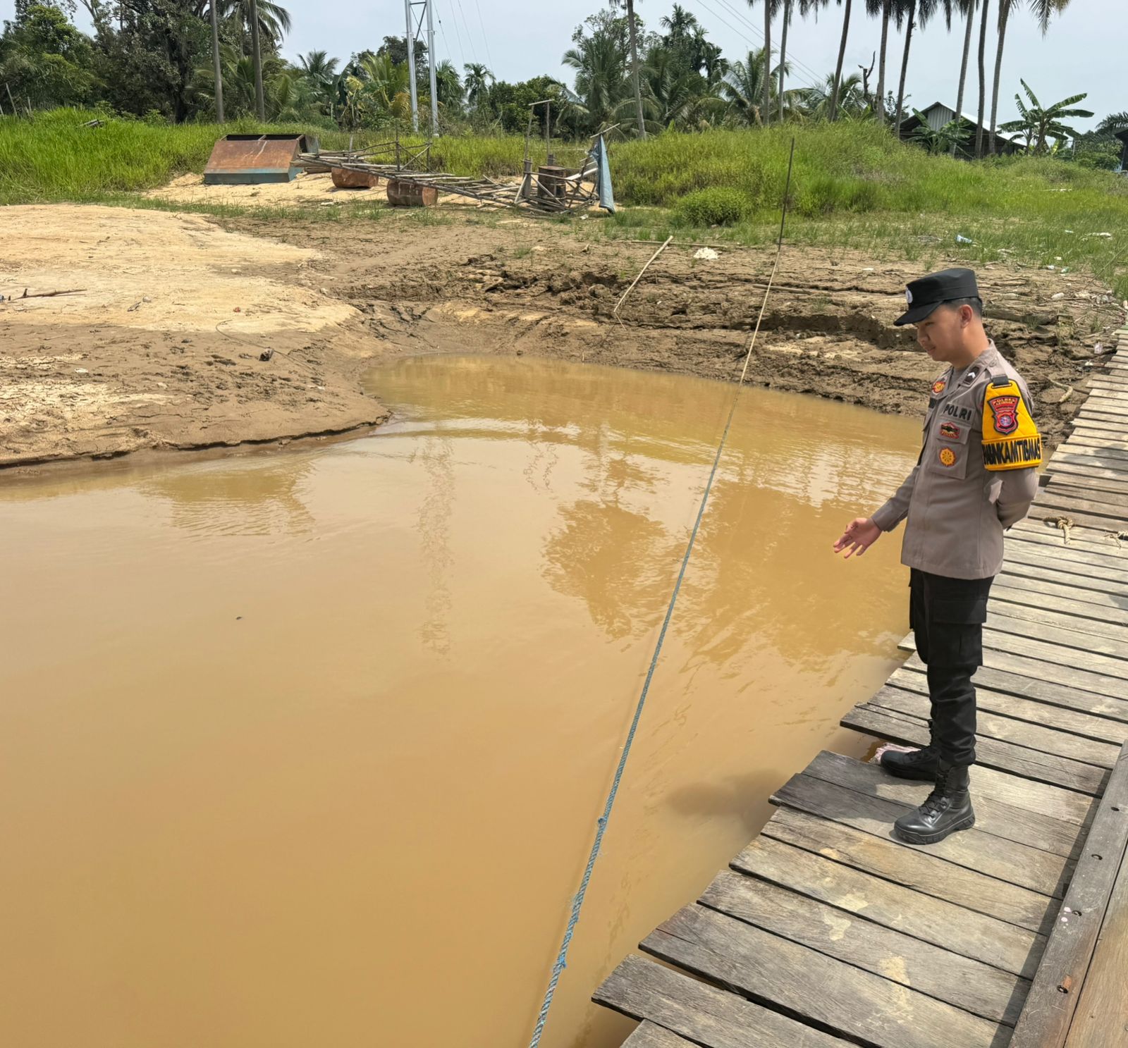 Deteksi Banjir, Polsek Tewang Sangalang Garing dan Pulau Malan Cek Ketinggian Debit Air