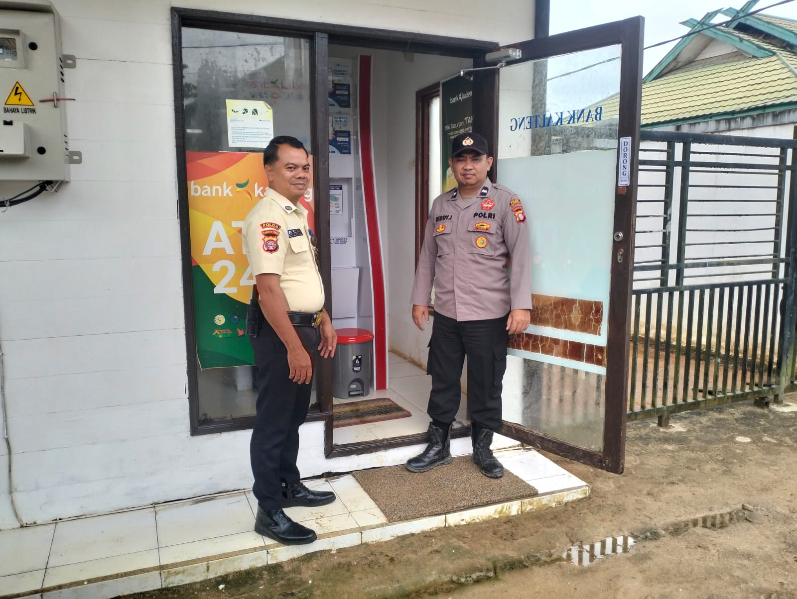 *HADIR DI TENGAH AKTIVITAS WARGA, POLSEK MARIKIT OPTIMALKAN PATROLI SIANG ANTISIPASI KRIMINALITAS*
