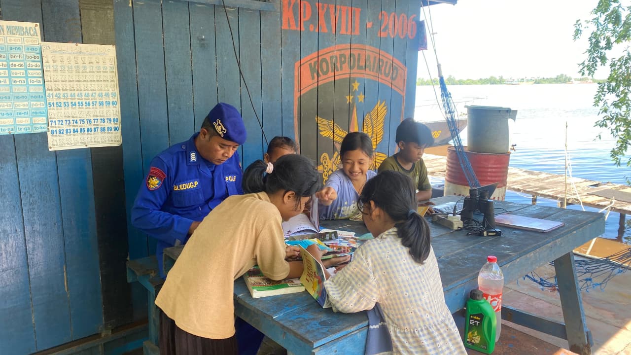Ditpolairud Polda Kalteng Kapal Polisi XVIII – 2006 Melaksanakan Kegiatan Perpustakaan Terapung