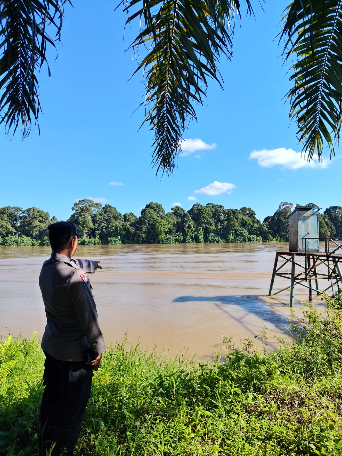 Deteksi Banjir, Polsek Tewang Sangalang Garing dan Pulau Malan Cek Ketinggian Debit Air.