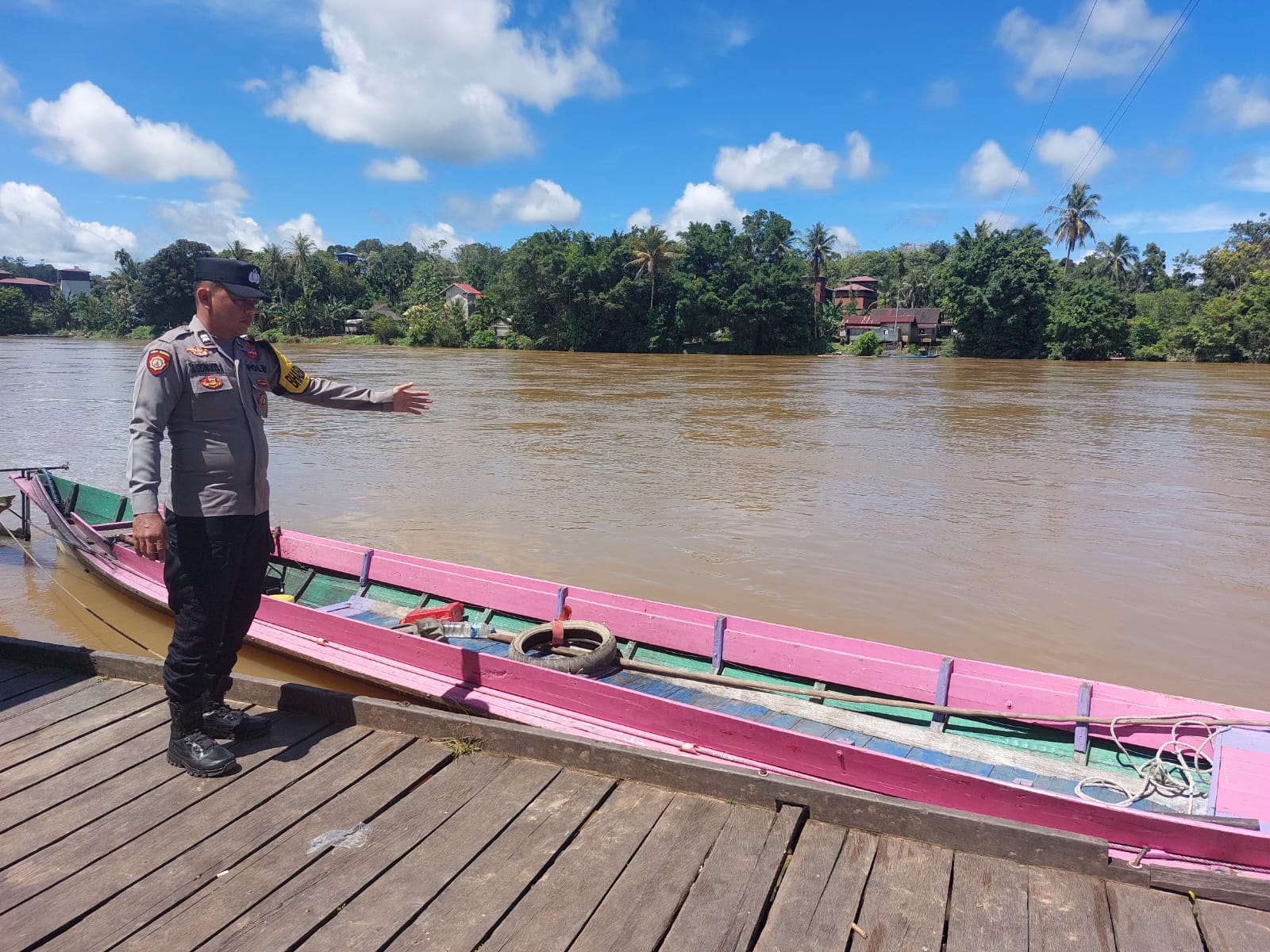*ANTISIPASI BANJIR, BHABINKAMTIBMAS POLSEK MARIKIT PANTAU DEBIT AIR DAS KATINGAN*