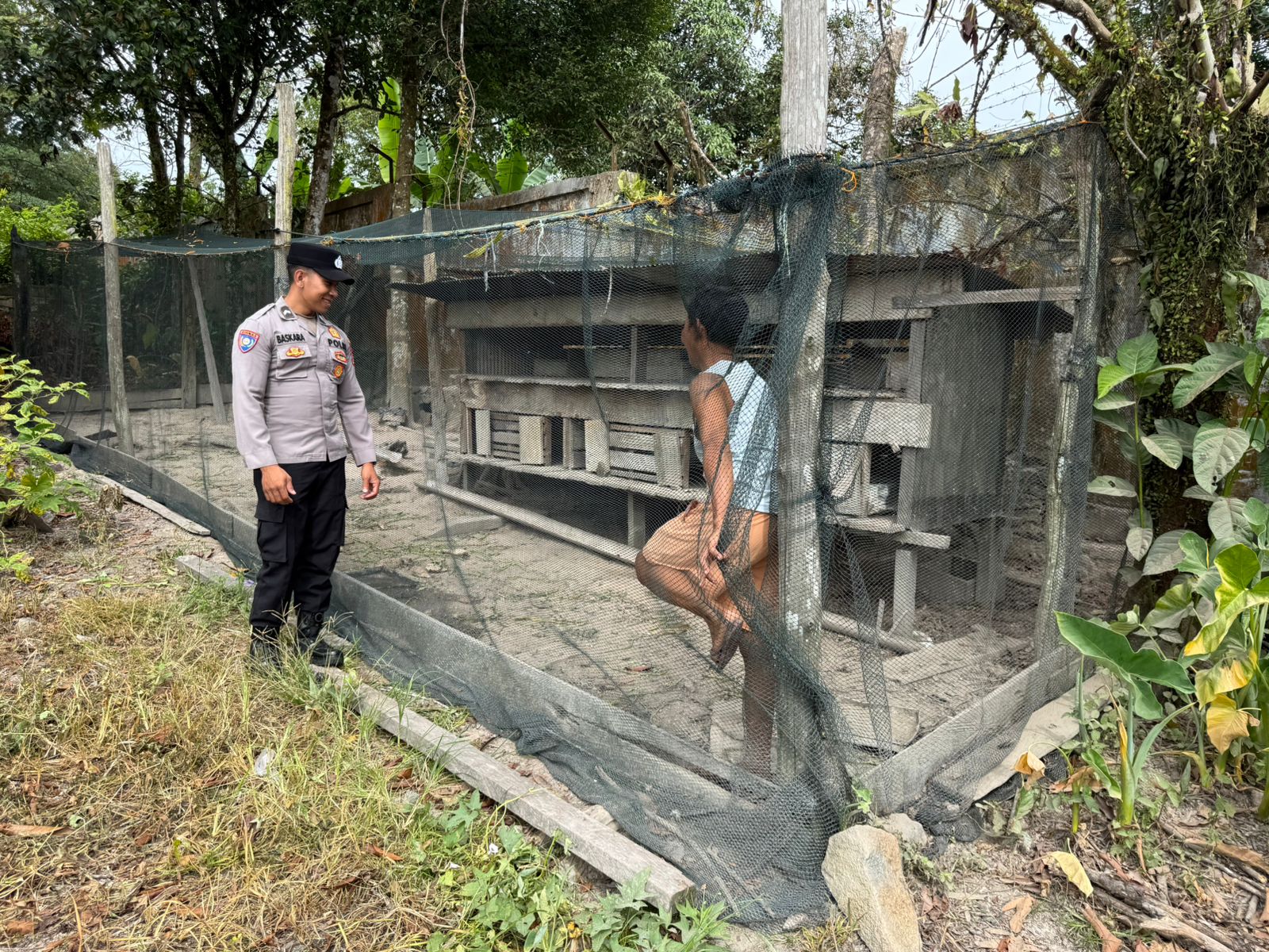 Bhabinkamtibmas Dorong Ketahanan Pangan Melalui Budidaya Ayam Kampung di Pekarangan Warga
