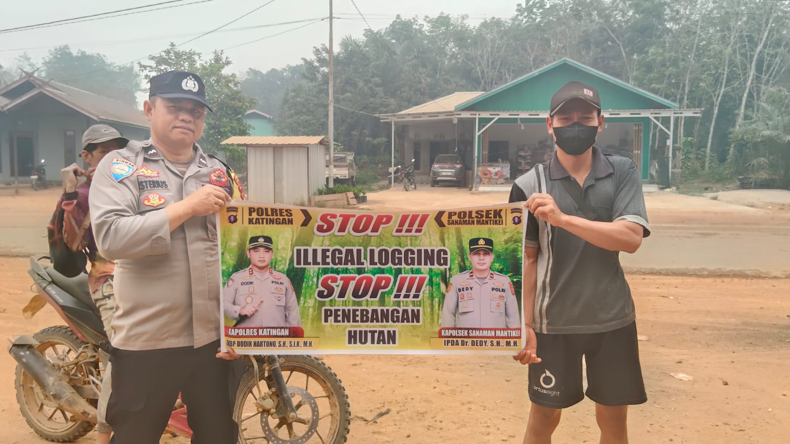 Bhabinkamtibmas desa tumbang atei laksanakan Sosialisasikan tentang larangan dan sangsi Pidana bagi pelaku Ileggal Logging kepada masyarakat di Desa Binaan.
