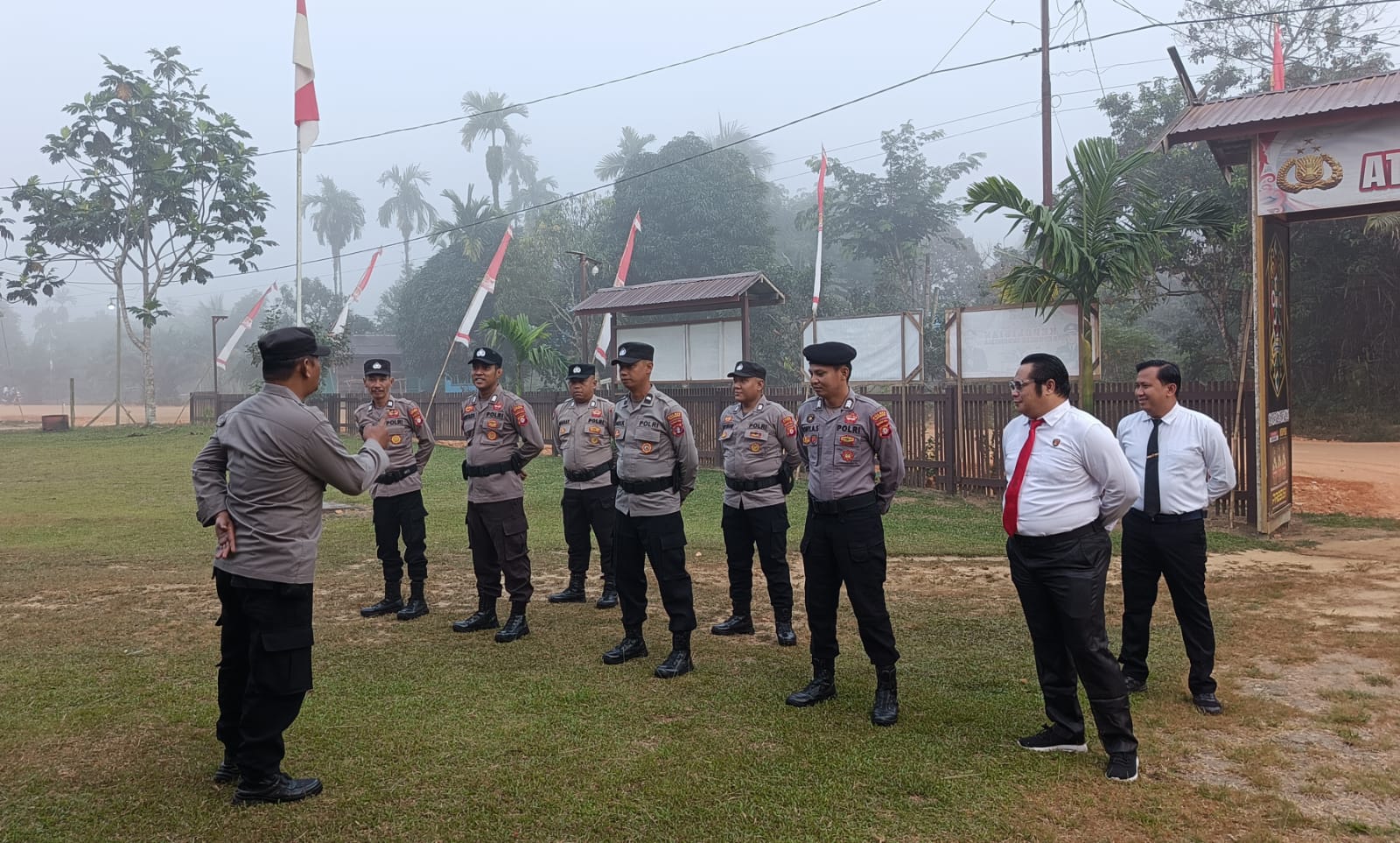 Personel Polsek Katingan Hulu Laksanakan Apel Pagi Sebelum Berikan Pelayanan kepada Masyarakat.