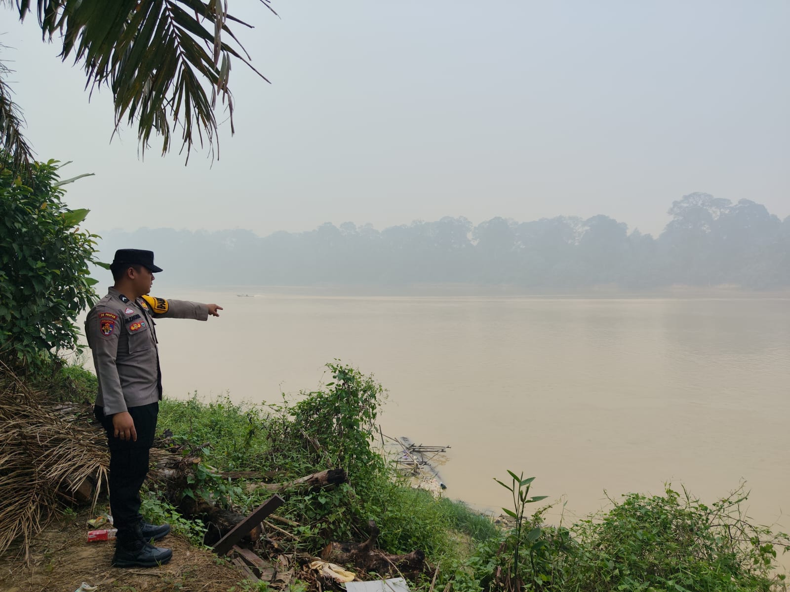 Deteksi Banjir, Polsek Tewang Sangalang Garing dan Pulau Malan Cek Ketinggian Debit Air.