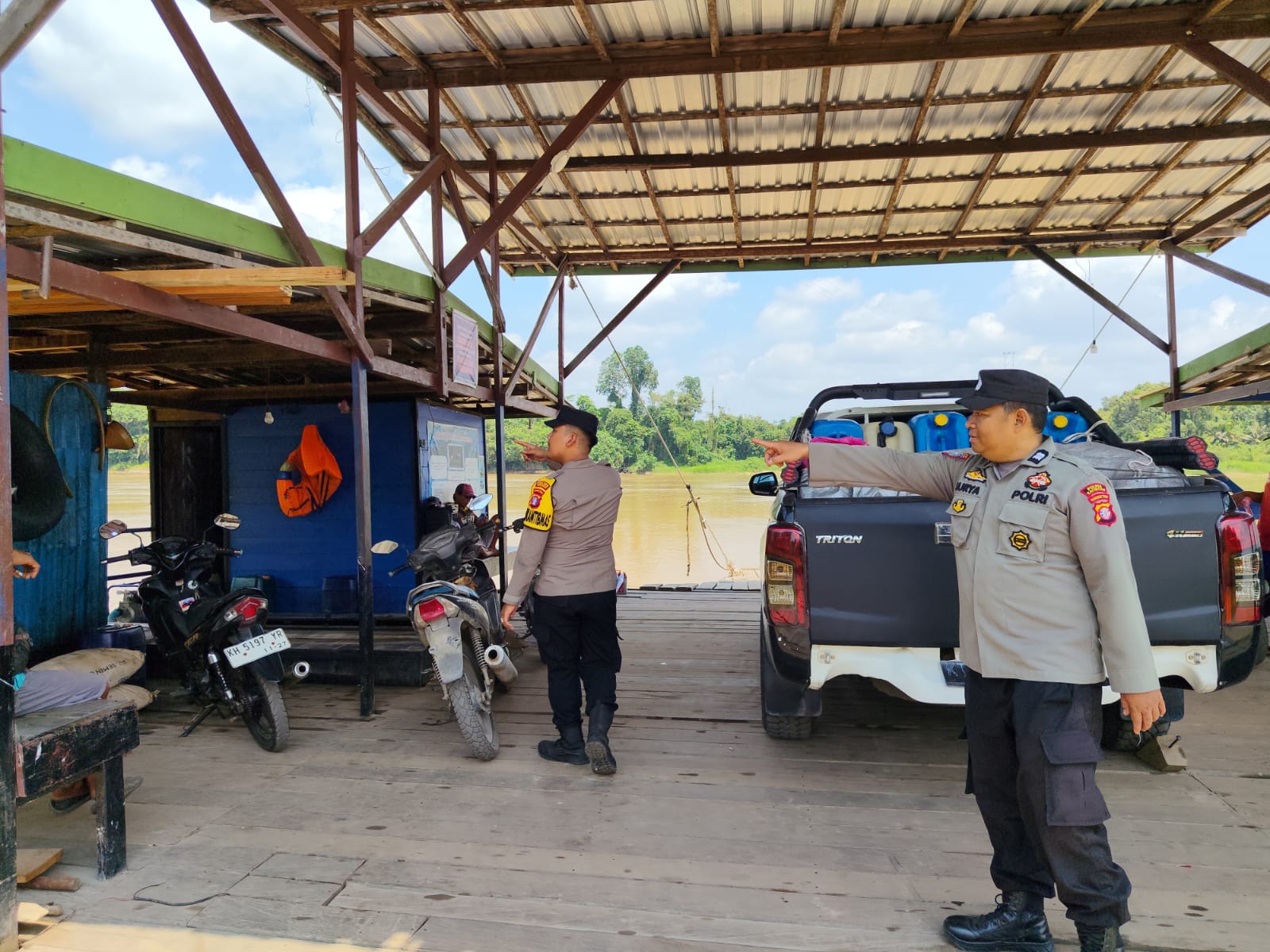 Dengan Patroli Dialogis, Polsek Tewang Sangalang Garing dan Pulau Malan Berikan Rasa Aman Kepada Masyarakat.