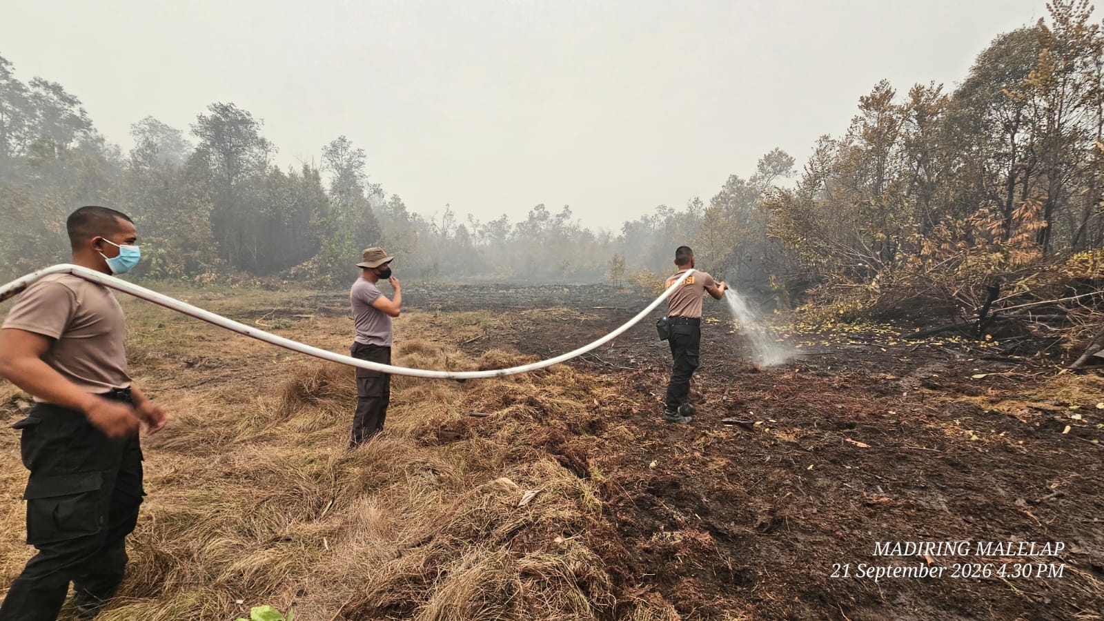 Piket Penjagaan Besama 23 Siswa Diktukba SPKT Polri Lakukan Pendinginan Pasca Kebakaran Lahan