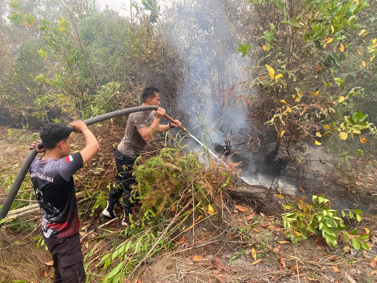 Brimob Kalteng Terus Tangani Karhutla di Batu Belahan