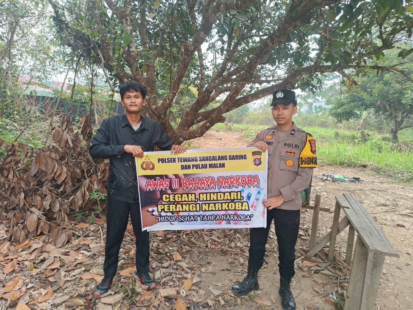 Melalui Media Spanduk, Polsek Tewang Sangalang Garing dan Pulau Malan Imbau Warga Tidak Terjerumus Penyalahgunaan Narkoba.