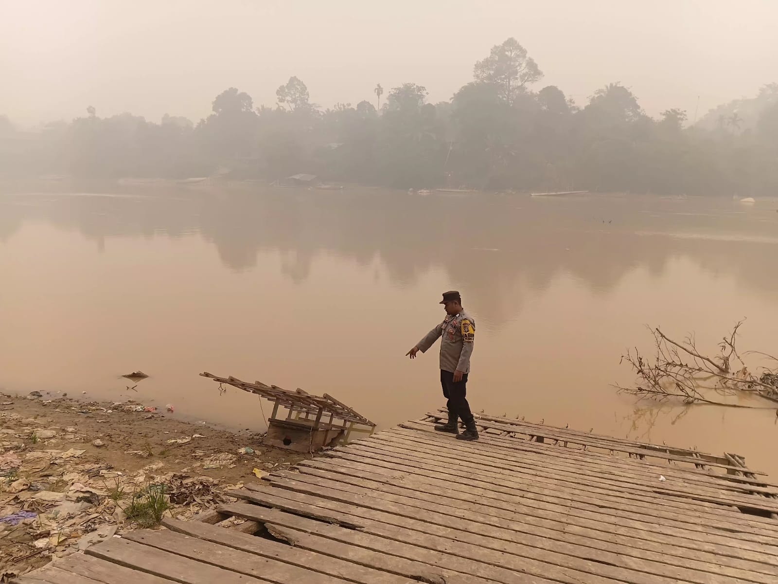 Antisipasi Banjir, Polsek Marikit Monitoring Debit Air DAS Katingan di Desa Tumbang Hiran
