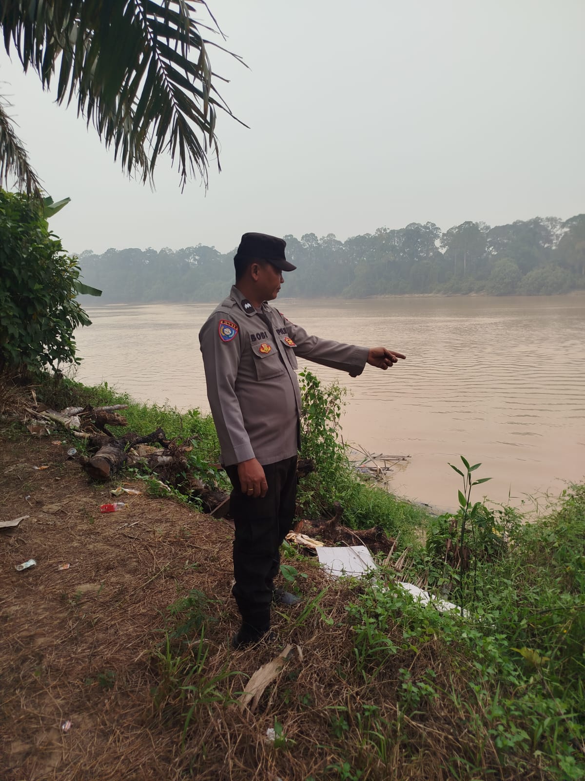 Deteksi Banjir, Polsek Tewang Sangalang Garing dan Pulau Malan Cek Ketinggian Debit Air.
