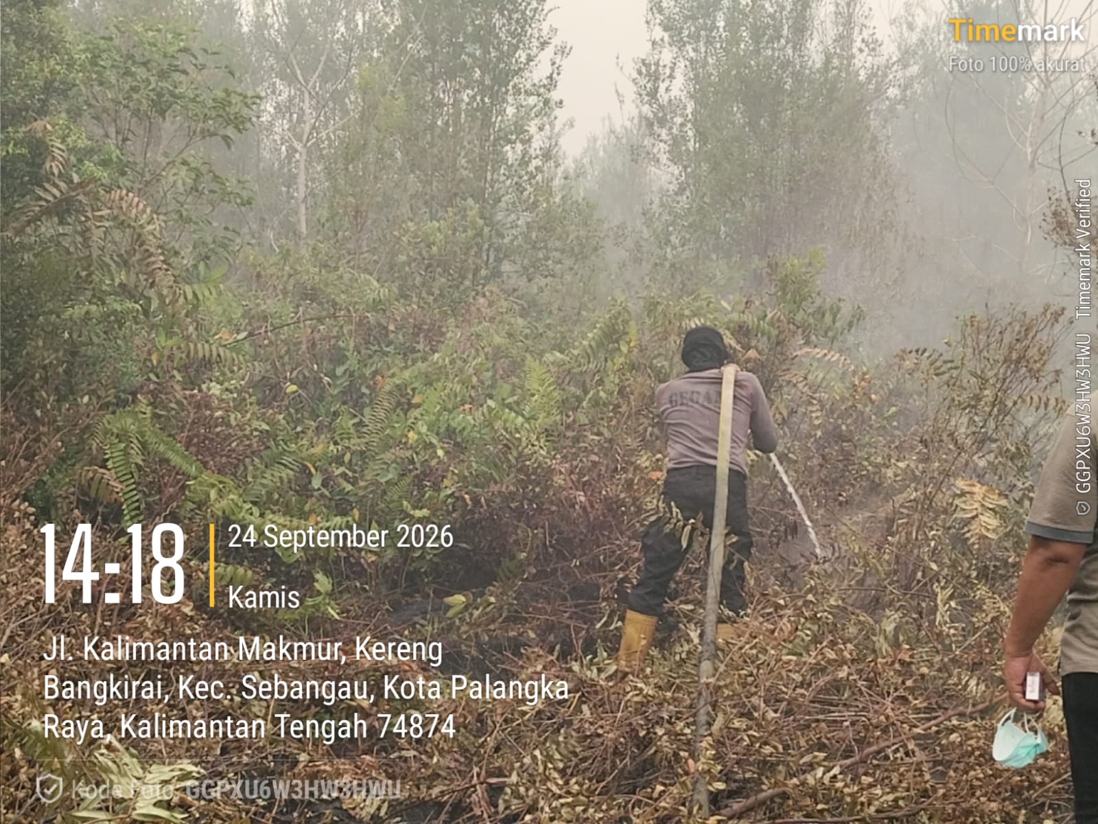Brimob Kalteng Lakukan Pemadaman dan Pembasahan Karhutla di Manduhara Ujung