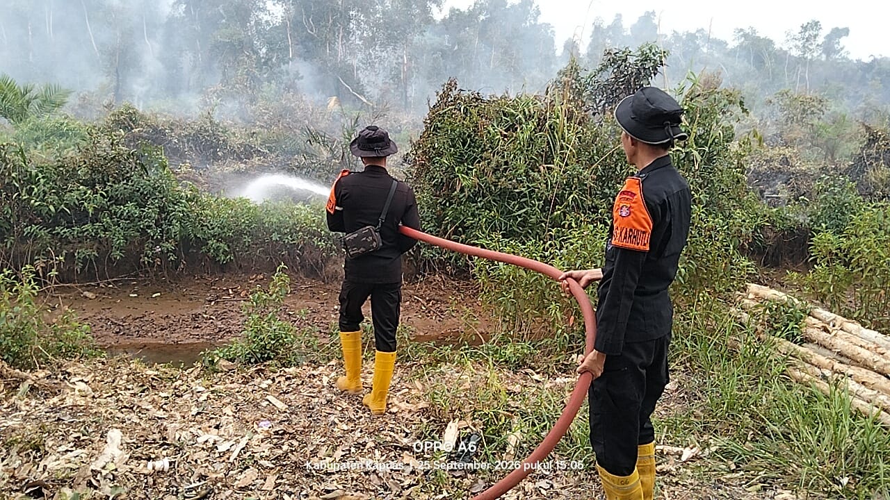 Brimob Kalteng Padamkan Karhutla di Desa Anjir Serapat