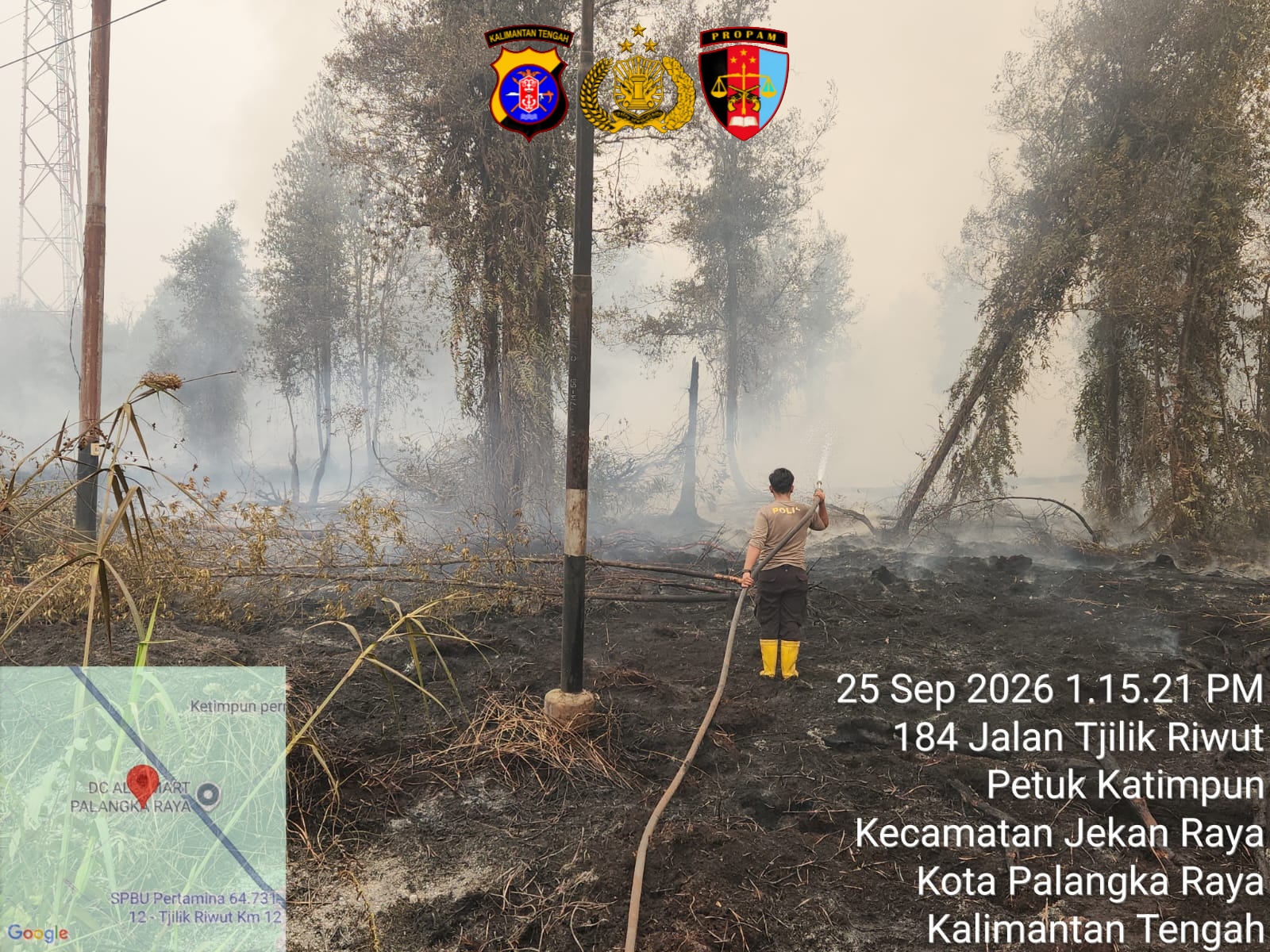 Aksi Cepat Tim 2 Satgas Karhutla Bidpropam Polda Kalteng Berhasil Jinakkan Api di Jalan Damang Gustaf