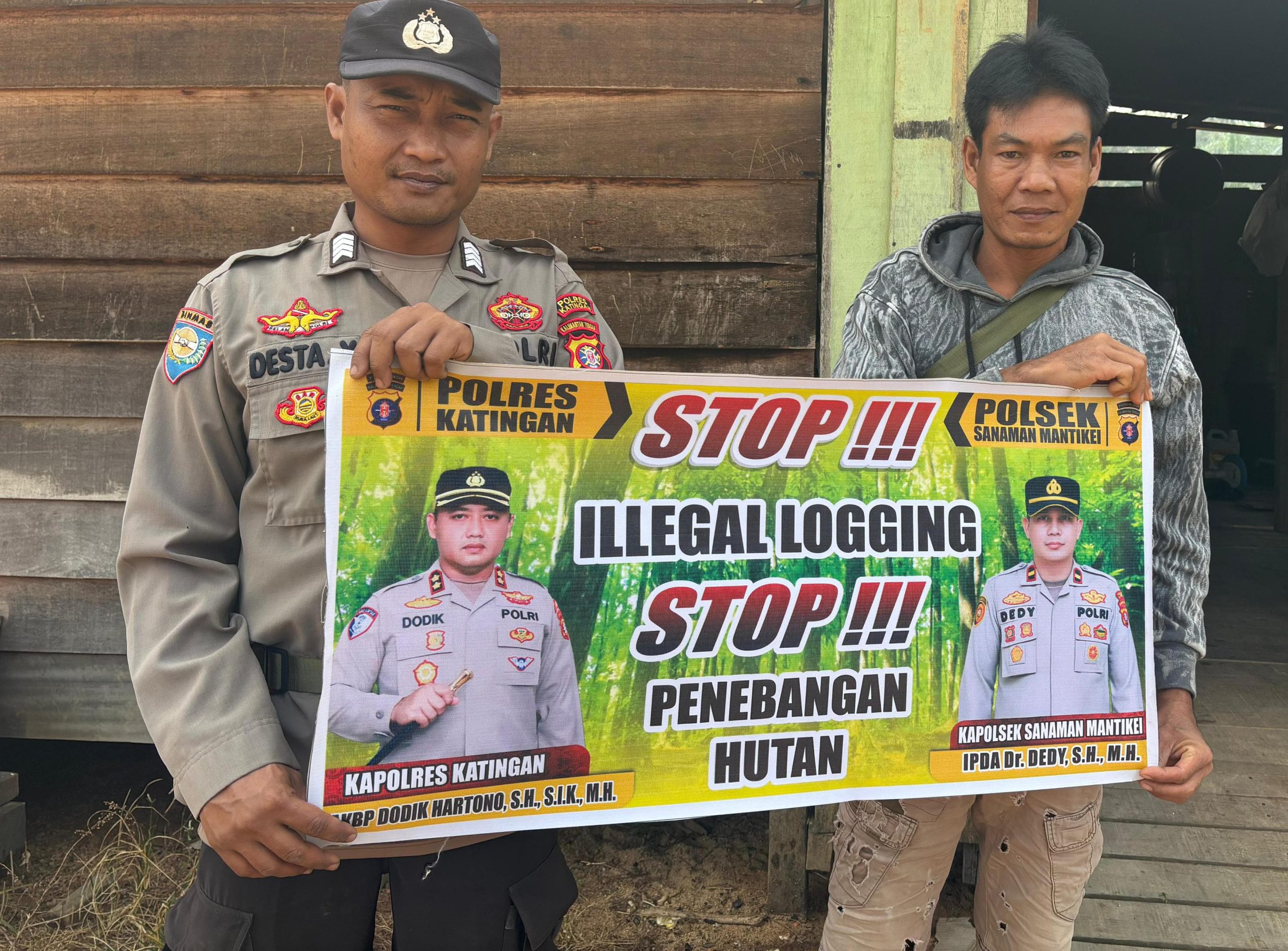Bhabinkamtibmas laksanakan Sosialisasi kan tentang larangan dan sangsi Pidana bagi pelaku Ileggal Logging kepada masyarakat di Desa Binaan.