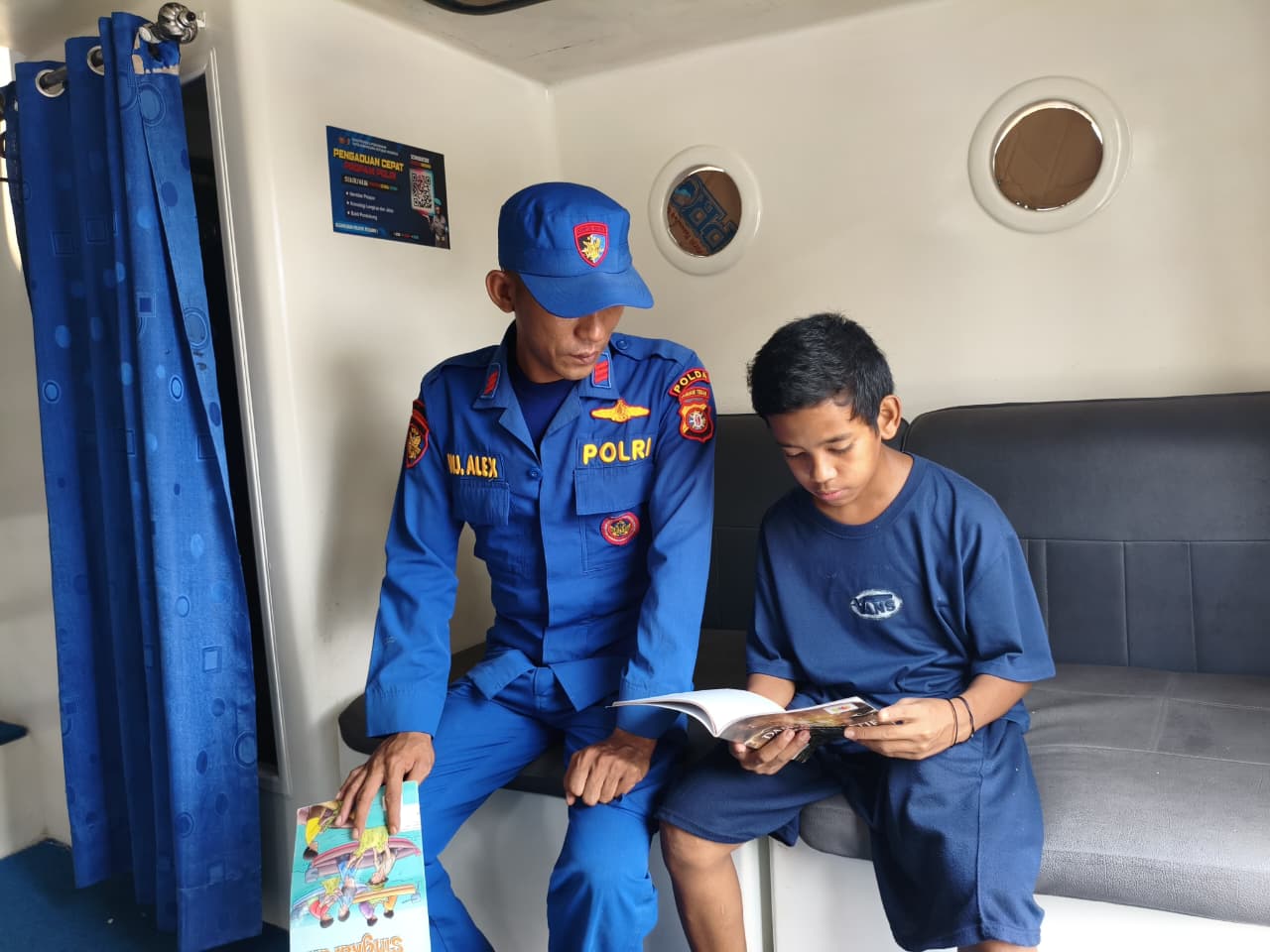 Kunjungi Perpustakaan Terapung Kapal Polisi XVIII-2002, Anak-Anak Bantaran Sungai Kahayan Gemar Membaca