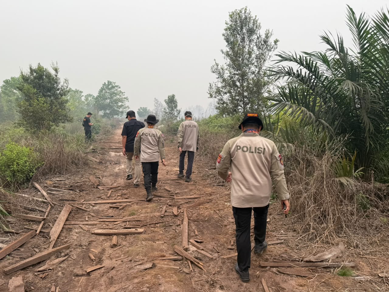 DITPOLAIRUD POLDA KALTENG Mendampingi Kapolda Dalam Penanggulangan Karhutla di Jl. Buluh merindu Kel. Sabaru Kec. Sabangau