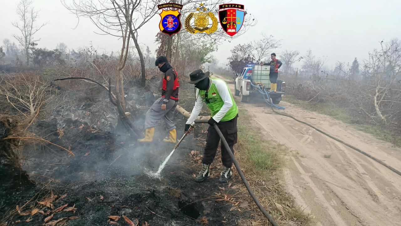 Sasar Tiga Lokasi Sekaligus, Satgas Karhutla Bidpropam Polda Kalteng Lanjutkan Pembasahan dan Pendinginan Lahan Gambut