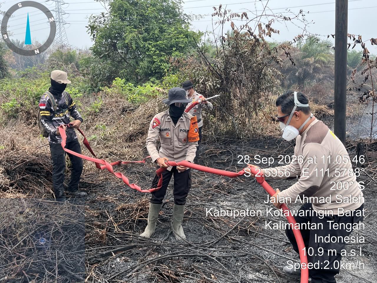 Satbrimob Kalteng Terus Lakukan Pembasahan Lahan Gambut di Jalan Ahmad Saleh