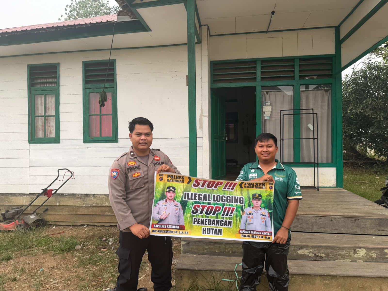 Bhabinkamtibmas laksanakan Sosialisasikan tentang larangan dan sangsi Pidana bagi pelaku Ileggal Logging kepada masyarakat di  Desa Binaan.