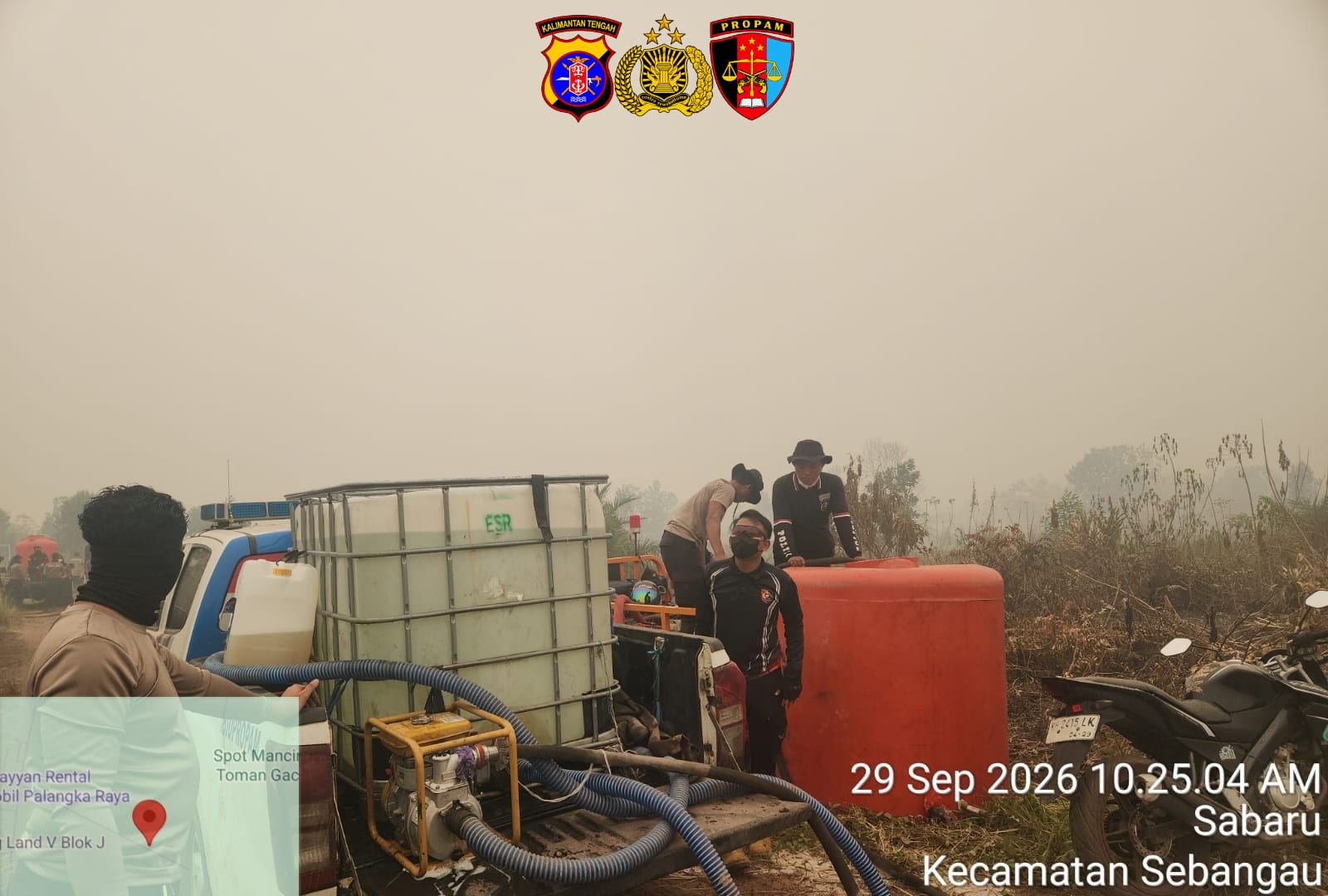 Penuh Perjuangan, Personel Bidpropam Polda Kalteng Berjibaku Padamkan Api di Jalan Buluh Merindu