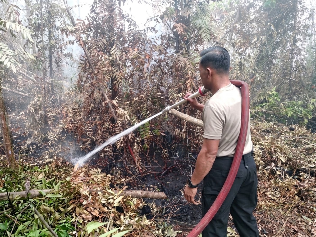 Sigap Tangani Karhutla, Brimob Kalteng Padamkan Api dan Lakukan Pendinginan di Jalan Buluh Merindu
