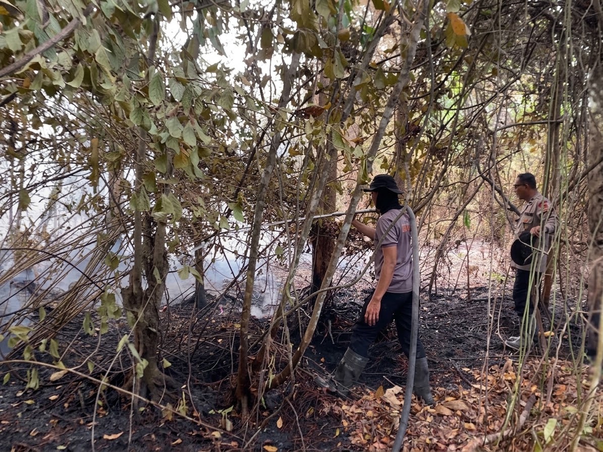 Brimob Kalteng Sigap Padamkan Karhutla dan Lakukan Pendinginan di Banturung
