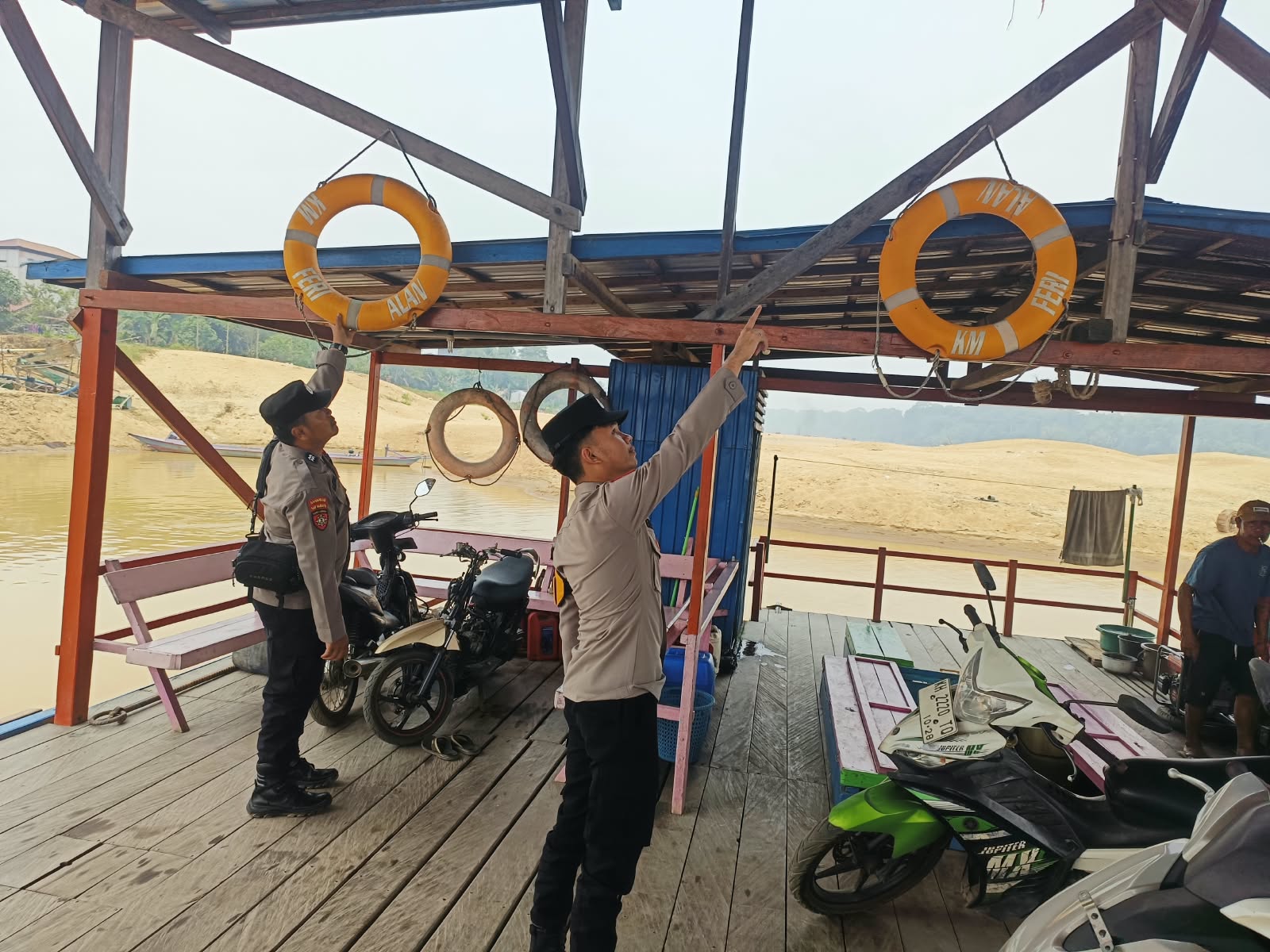 Dengan Patroli Dialogis, Polsek Tewang Sangalang Garing dan Pulau Malan Berikan Rasa Aman Kepada Masyarakat