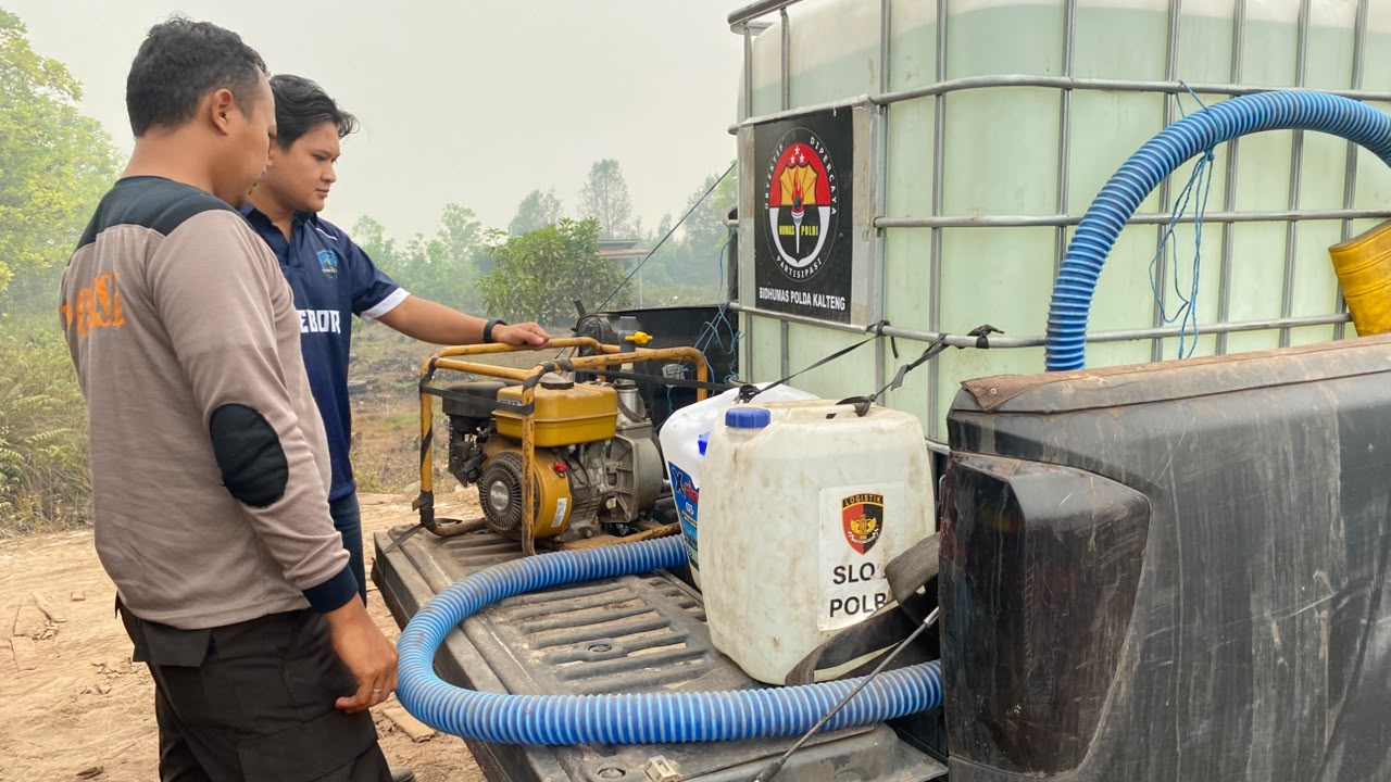 Pantang Menyerah, Personel Polda Kalteng Terus Lakukan Pemadaman Karhutla di Buluh Merindu dan Tanjung Taruna