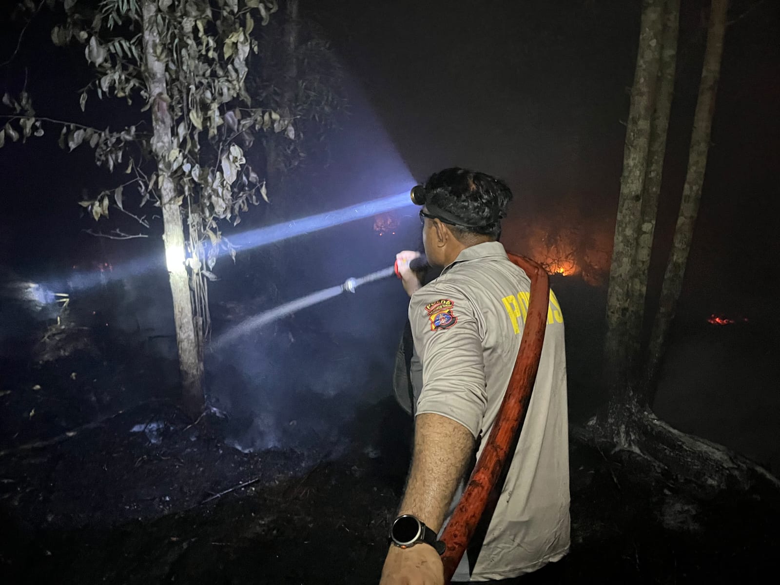 Dirsamapta Polda Kalteng Ikut Turun Langsung dalam Proses Pemadaman Karhutla