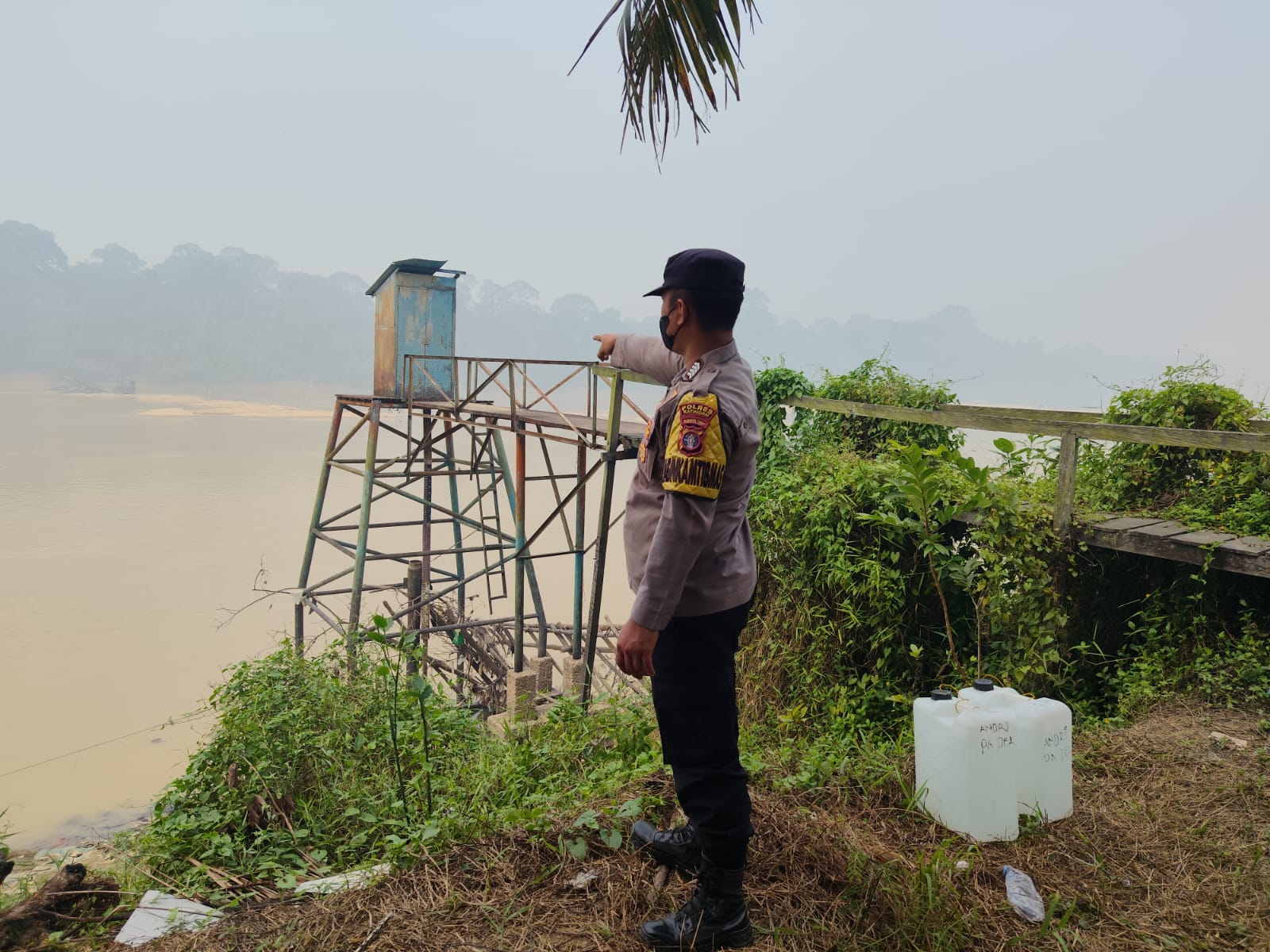 Deteksi Banjir, Polsek Tewang Sangalang Garing dan Pulau Malan Cek Ketinggian Debit Air.