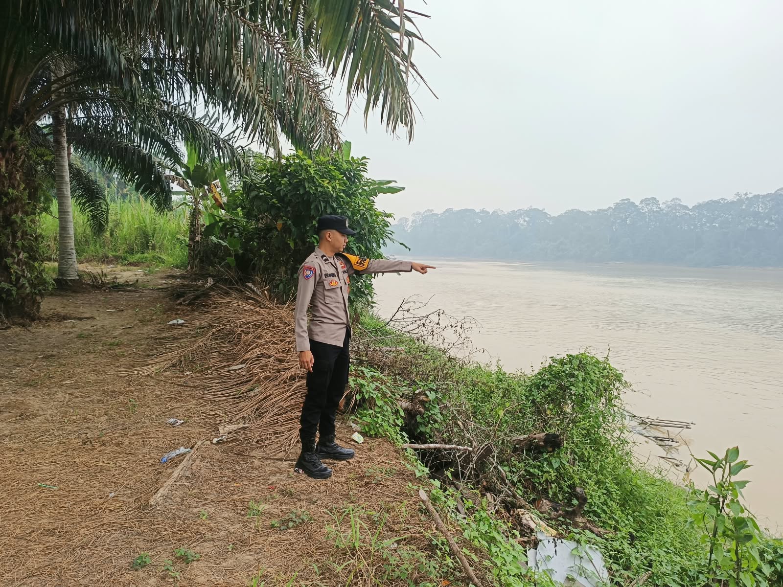 Deteksi Banjir, Polsek Tewang Sangalang Garing dan Pulau Malan Cek Ketinggian Debit Air.