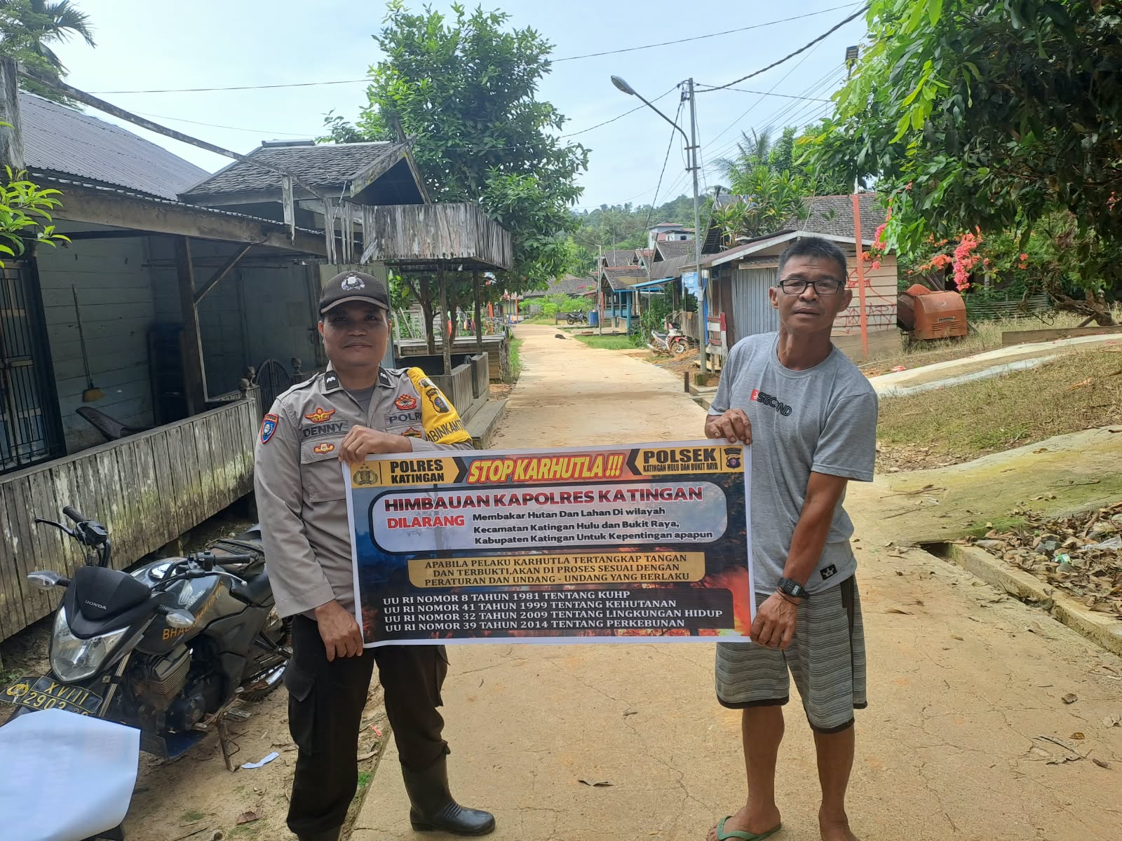Upaya Pencegahan Kebakaran Hutan dan Lahan di Kecamatan Katingan Hulu dan Bukit Raya, Bhabinkamtibmas sosialisasi kepada masyarakat.