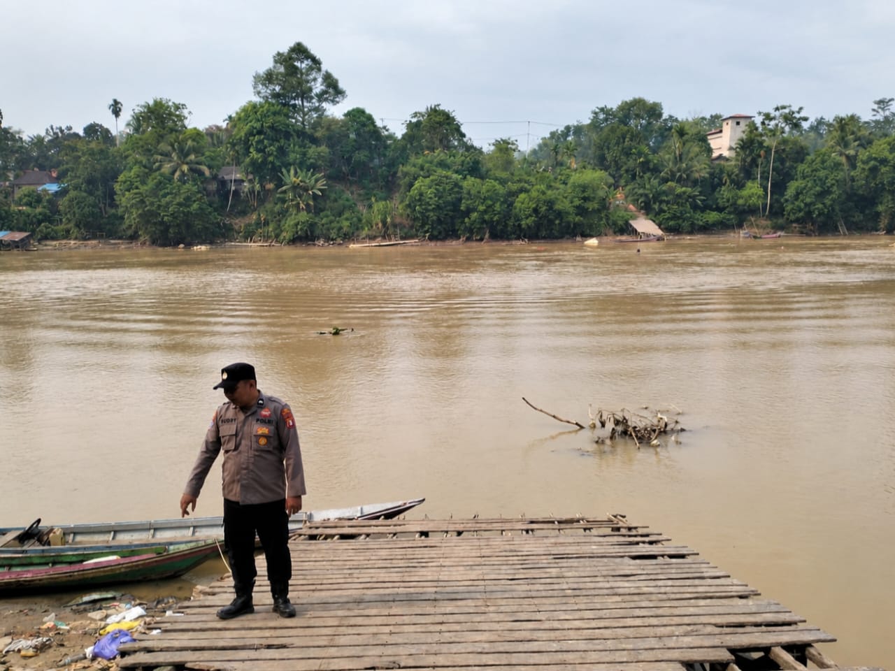 Antisipasi Banjir, Polsek Marikit Monitoring Debit Air DAS Katingan di Desa Tumbang Hiran