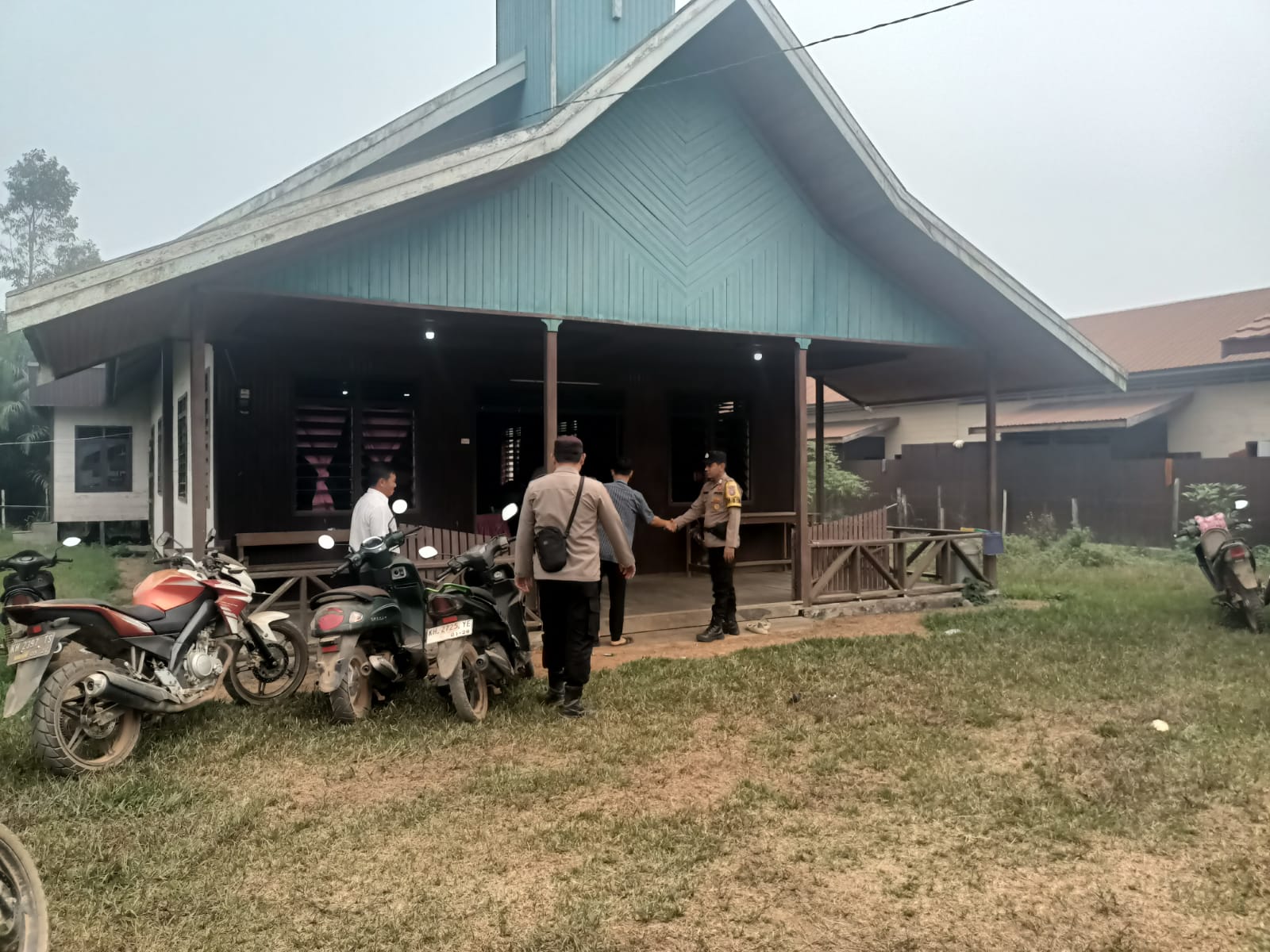 Polsek Marikit Kawal Ibadah Umat Nasrani dengan Presisi Berbasis Pelayanan