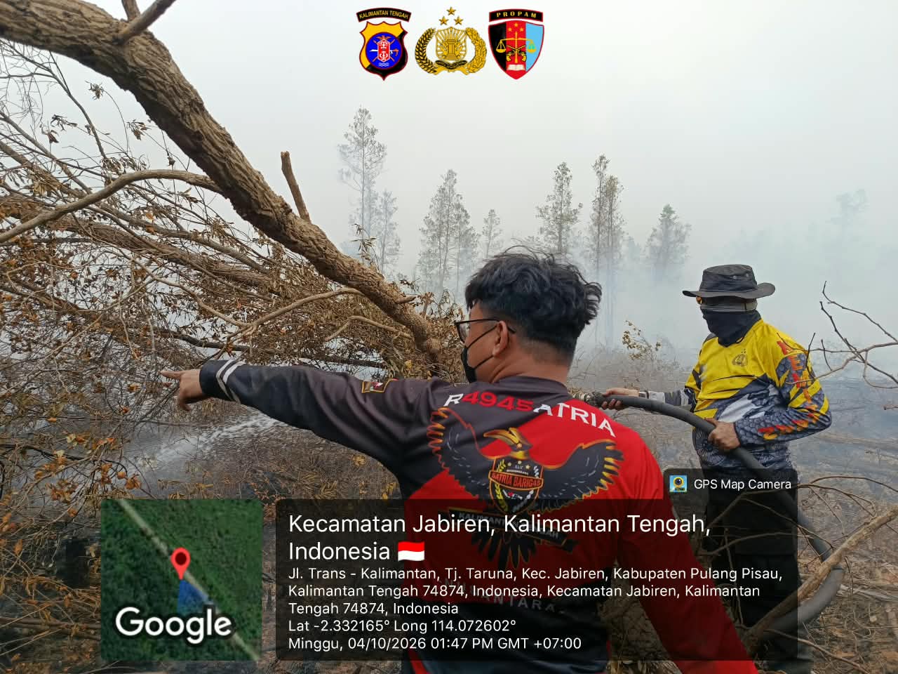 Sigap dan Tanggap Atasi Karhutla, Personel Bidpropam Polda Kalteng Berjibaku Jinakkan Kebakaran Lahan di Tanjung Taruna
