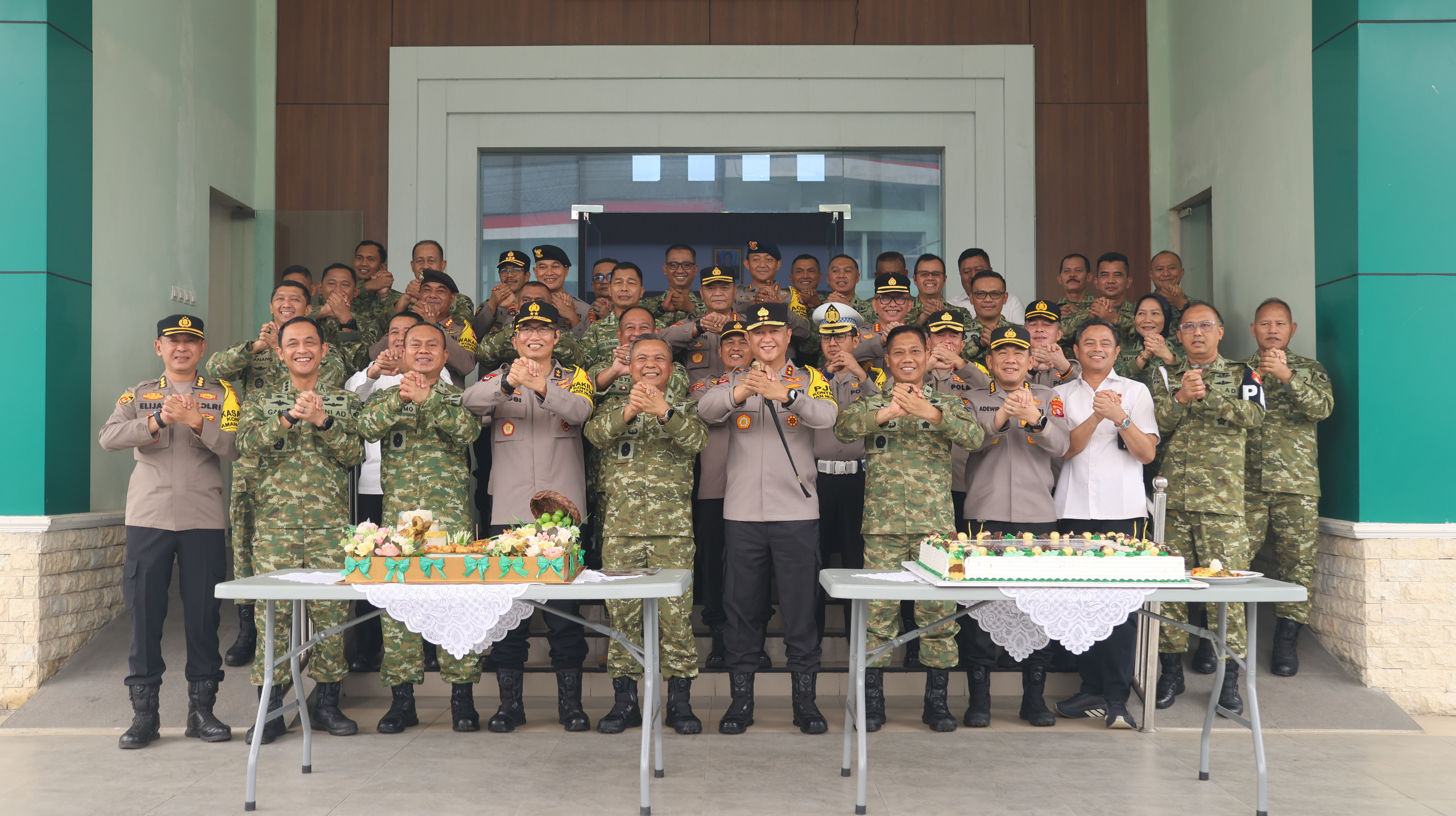 HUT TNI ke-81, Kapolda Kalteng Bersama Pejabat Utama Beri Kejutan Kue Ulang Tahun untuk Kodam XXII Tambun Bungai
