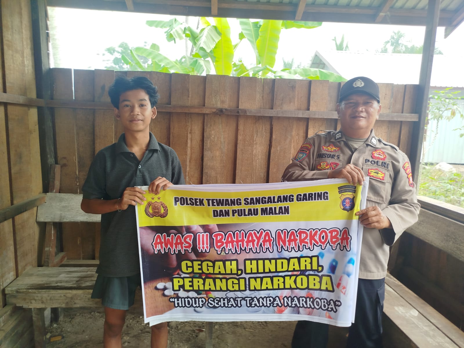 Melalui Media Spanduk, Polsek Tewang Sangalang Garing dan Pulau Malan Imbau Warga Tidak Terjerumus Penyalahgunaan Narkoba.