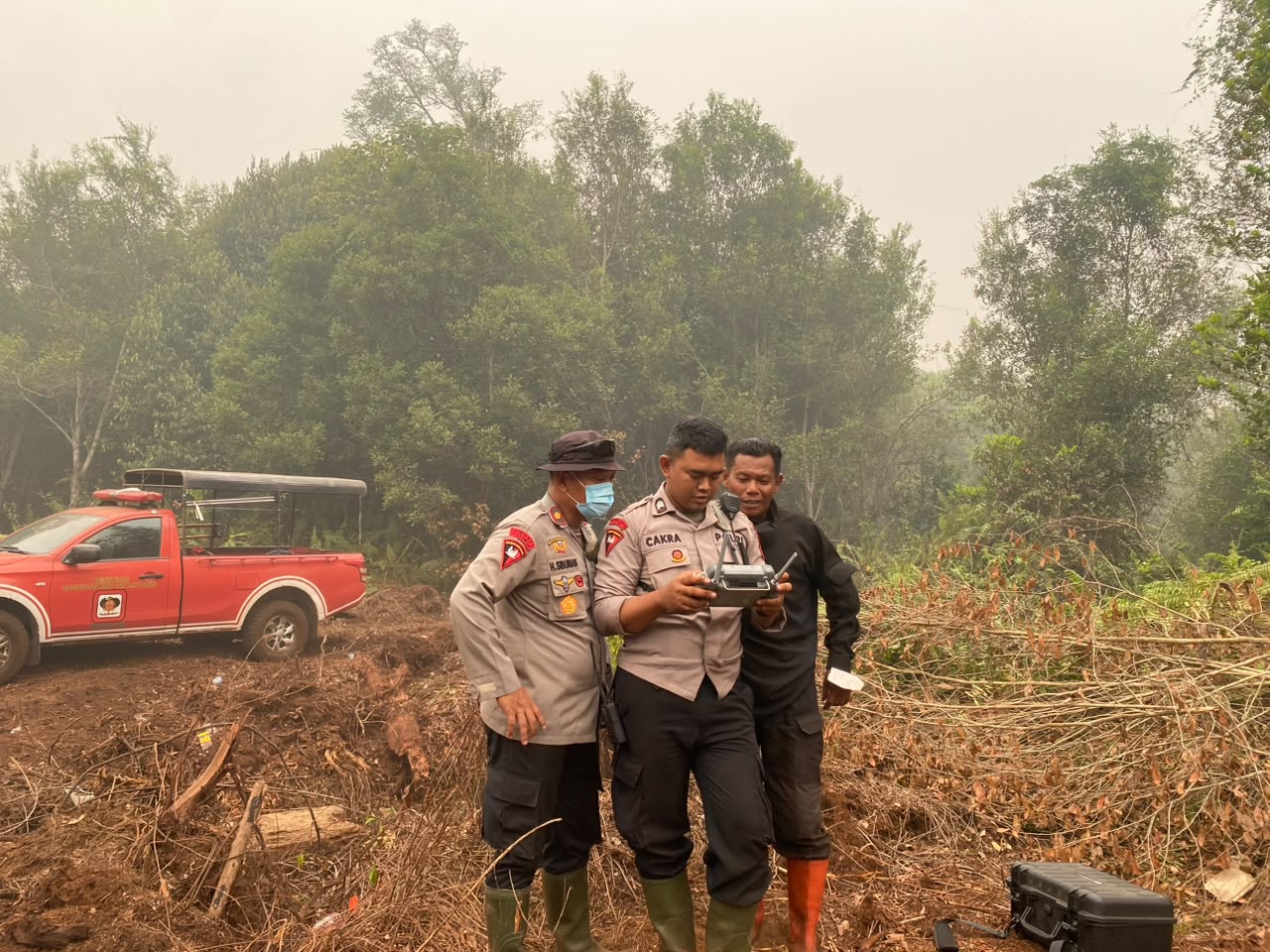 Satgas Karhutla Satbrimob Polda Kalteng Terus Lakukan Pembasahan di Tanjung Taruna