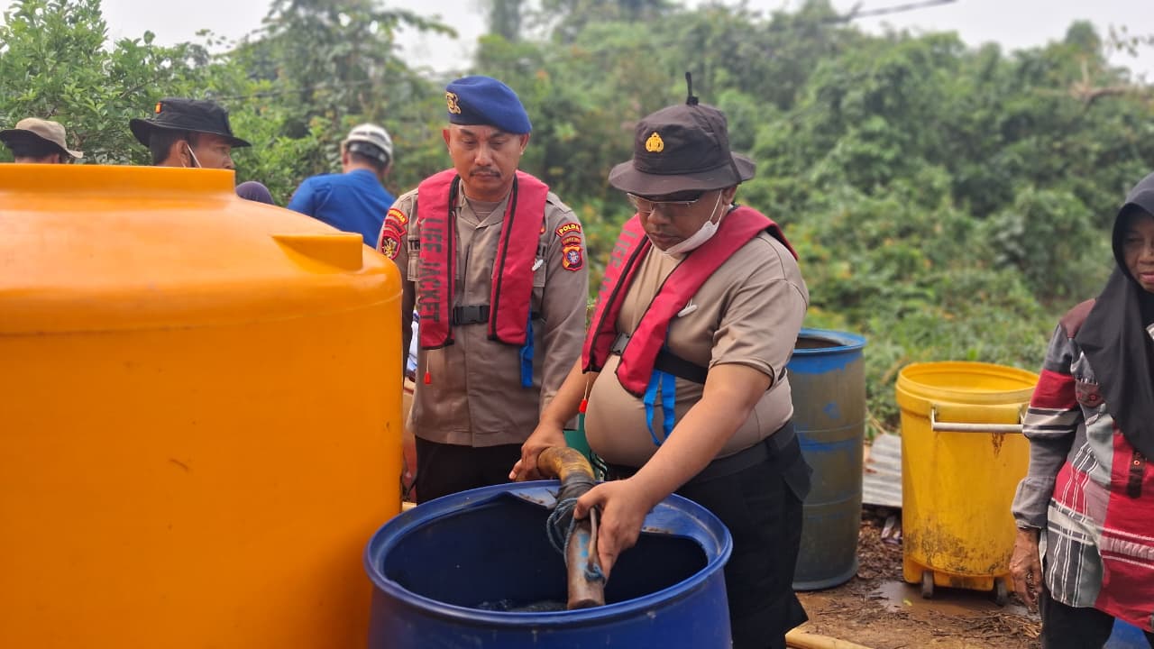 Bersama Personel, Wadirpolairud Polda Kalteng Terjun Langsung Bagikan Air Bersih kepada Masyarakat Terdampak Karhutla