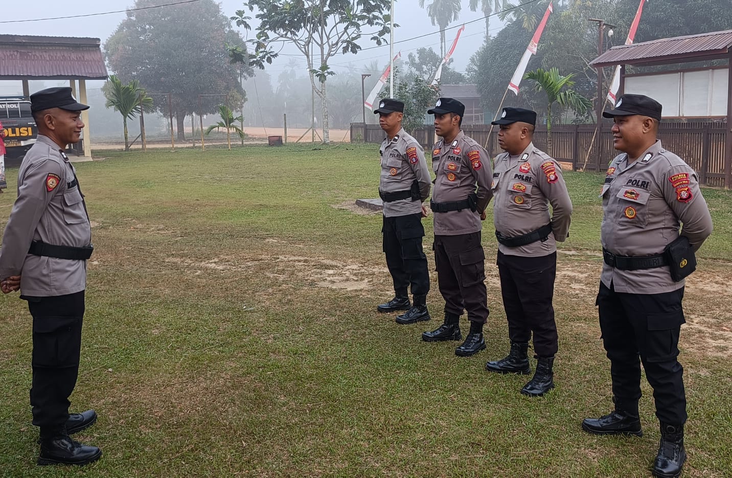 Personel Polsek Katingan Hulu Laksanakan Apel Pagi Sebelum Berikan Pelayanan kepada Masyarakat.