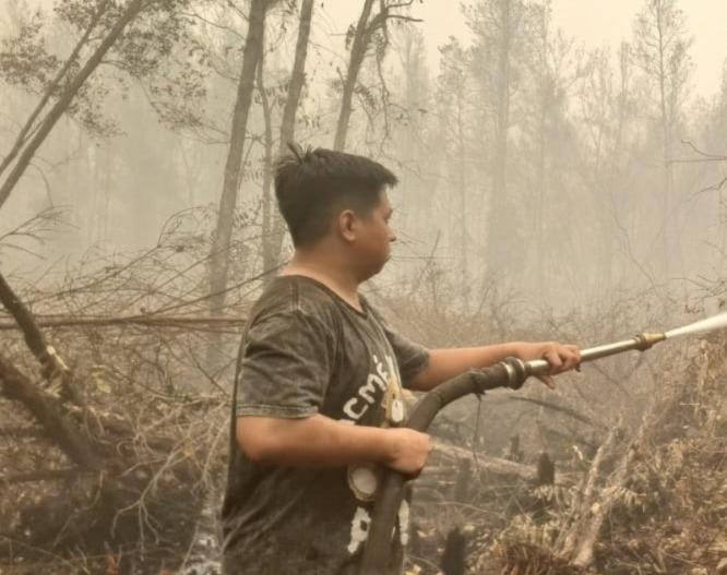 Tembus Kepulan Asap Tebal, Personel Bidpropam Polda Kalteng Kembali Padamkan Karhutla di Tanjung Taruna