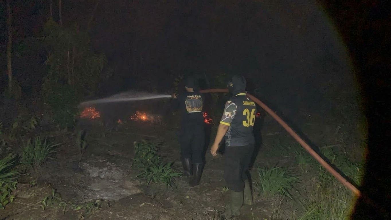 Satbrimob Polda Kalteng Kembali Padamkan Karhutla di Tanjung Taruna