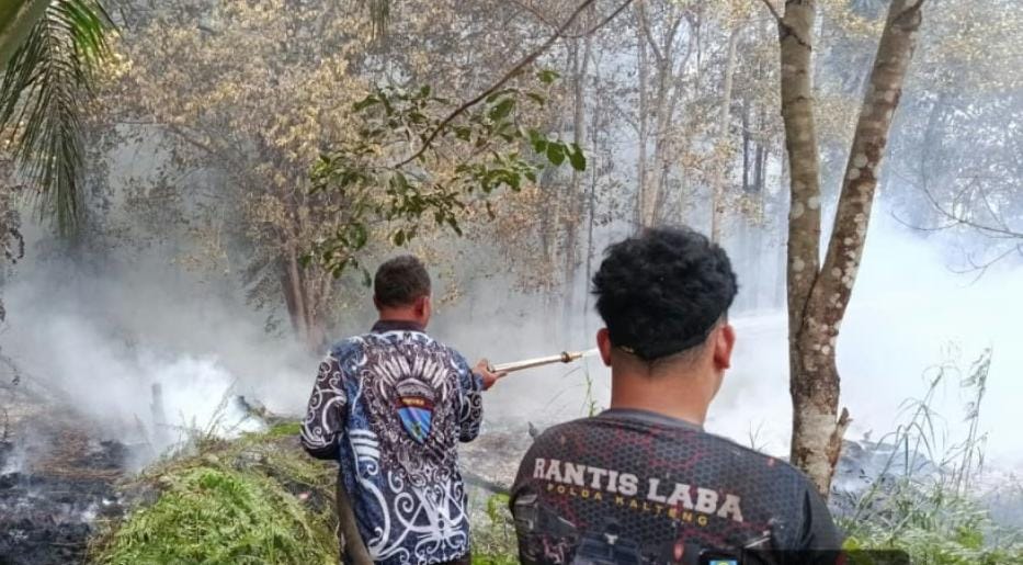 Gerak Cepat, Personel Bidpropam Polda Kalteng Kembali Sukses Padamkan Kebakaran Lahan di Panarung