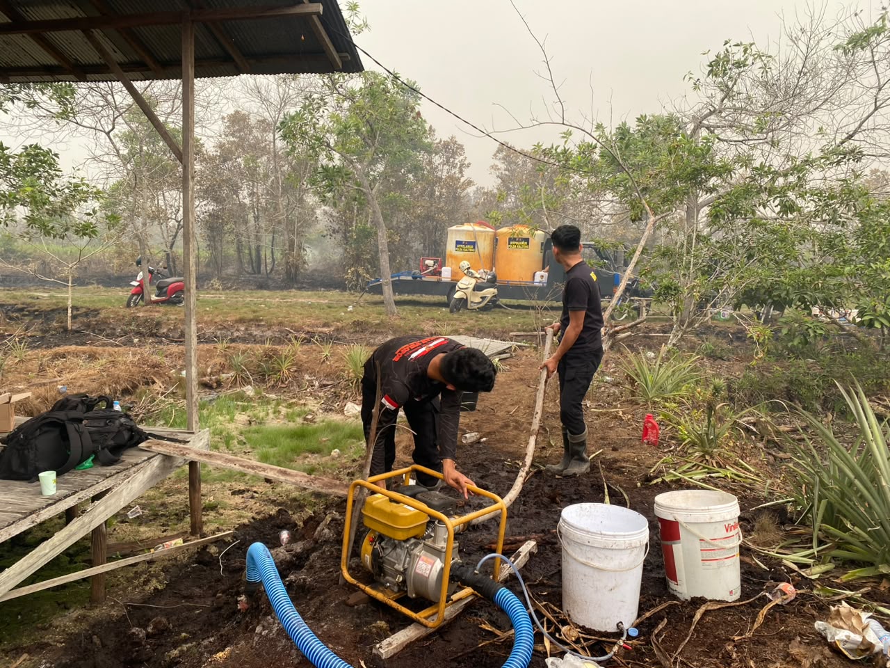 Satbrimob Polda Kalteng Terus Lakukan Pemadaman dan Pembasahan Karhutla di Jalan Sangkalemo