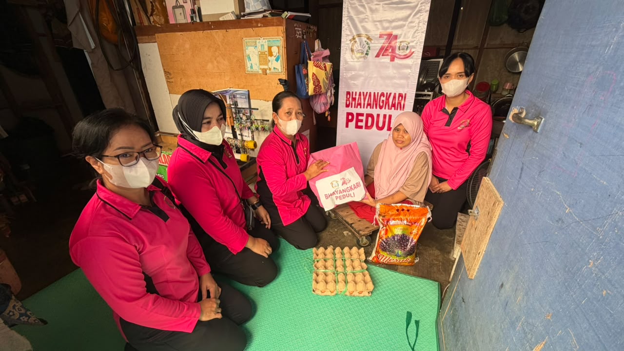 Bhayangkari Satbrimob Polda Kalteng Gelar Jumat Berkah, Salurkan Bantuan Sembako kepada Masyarakat dan Warakawuri Polri
